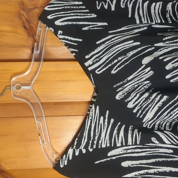 KATE HEWKO* abstract print v neck front and back wide flutter sleeve tunic top - Picture 4 of 7